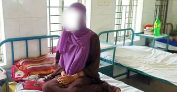 স্ত্রীর মর্যাদার দাবিতে অবস্থান, অসুস্থ হয়ে হাসপাতালে কলেজছাত্রী
