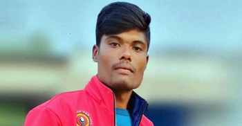 মোটরসাইকেলের চাকা পিছলে পড়ে গেলেন মহাসড়কে, পিষে চলে গেল বাস