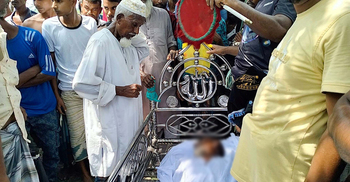 সাপের কামড়ে মৃত ব্যক্তিকে জীবিত করতে কবর থেকে তুলে ঝাড়-ফুঁক