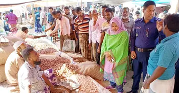 ইউএনও বাজারে আসতেই দাম কমে গেল পেঁয়াজের