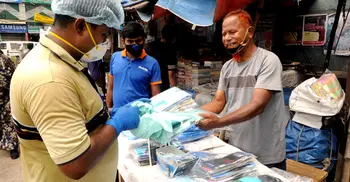 ফুটপাতেও মিলছে পিপিই, দাম ৪শ থেকে শুরু