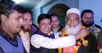 চেয়ারম্যান হওয়ায় বিএনপি নেতাকে ফুল দিয়ে বরণ আ’লীগ নেতার