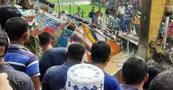 অটোরিকশাকে ধাক্কা দিয়ে বাস খাদে, নিহত ২