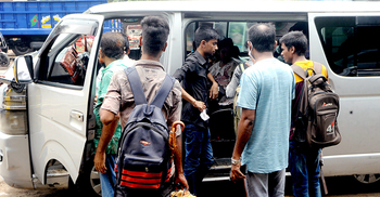 করোনা ঝুঁকি নিয়েই কর্মস্থলে ফিরছেন উত্তরাঞ্চলের মানুষ