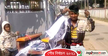 নিজের পোস্টার নিজেই লাগাচ্ছেন কাউন্সিলর প্রার্থী