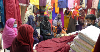 লকডাউনের আগের দিন শপিংমল যেন লোকারণ্য