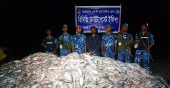 ভোলায় জব্দ সাড়ে ৫ হাজার কেজি মাছ এতিমখানায় বিতরণ