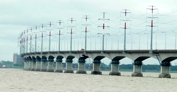 এক ট্রাকে আরেক ট্রাকের ধাক্কা, হেলপার ছিটকে সেতুর নিচে