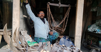 আধুনিকতার ছোঁয়ায় অস্তিত্ব সংকটে ভুগছে কামার শিল্প