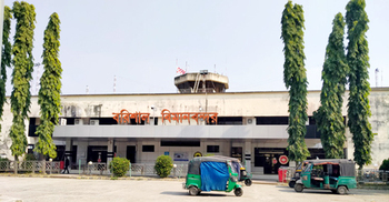 বরিশাল বিমানবন্দরের দেয়াল টপকে বাজারে যায় মানুষ