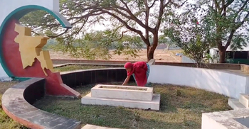 ১৯ বছর ধরে বীরশ্রেষ্ঠ মোস্তফা কামালের কবর দেখাশোনা করেন ফুল বানু