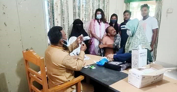 টিকাকেন্দ্রে স্বাস্থ্যকর্মীর কাজ করছিলেন কাউন্সিলর!