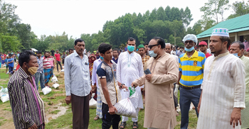 ব্রাহ্মণবাড়িয়ায় আইনমন্ত্রীর খাদ্য সহায়তা পেল ৯০০ পরিবার