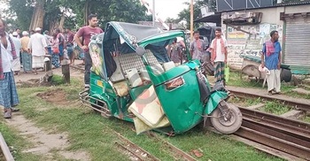 Man, two sons killed as train hits auto-rickshaw