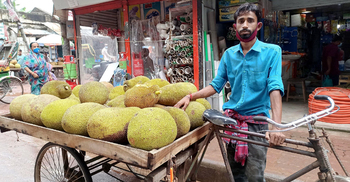 বিয়ে বাড়ির ভিডিওগ্রাফার এখন রাস্তায় কাঁঠাল বিক্রি করেন