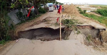 বৃষ্টিতে দ্বিখণ্ডিত সড়ক
