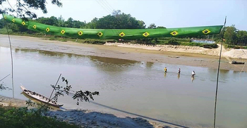 বাঁকখালীর তীরে ১০০ ফুট দীর্ঘ ব্রাজিলের পতাকা