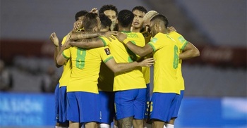 Brazil beat Uruguay to stay top