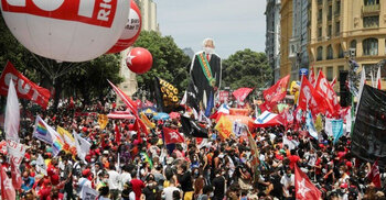 Brazil Bolsonaro: Thousands protest calling for president’s removal