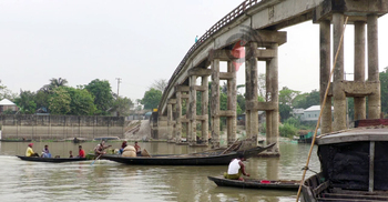 জীর্ণ সেতুটি যেন মৃত্যুফাঁদ