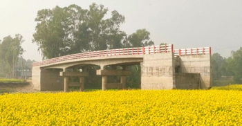 সড়কবিহীন পড়ে আছে দু’কোটি টাকার সেতু