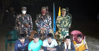 আটক ৫ বাংলাদেশিকে ফেরত দিল বিএসএফ