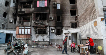 Ukrainian troops evacuate from Mariupol, ceding control to Russia