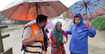 আশ্রয় কেন্দ্র থেকে বাড়ি ফিরছে মানুষ