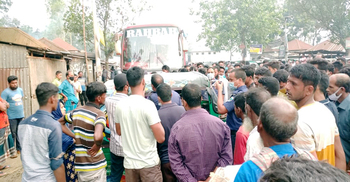 সিরাজগঞ্জে ঢাকাগামী শতাধিক যাত্রীবোঝাই বাস আটকে দিল পুলিশ
