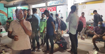 লকডাউন ঘোষণায় নওগাঁ ছাড়ার হিড়িক