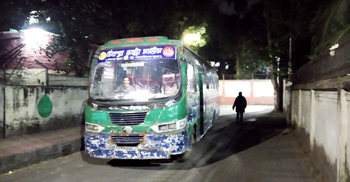 ঢাকা কলেজে আটকে রাখা আট বাস ছেড়ে দিয়ে একটি নেওয়া হলো থানায়