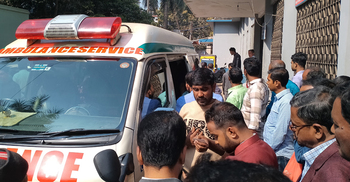 ওভারটেকিং করতে গিয়ে দুর্ঘটনায় পড়ে যশোরের শিক্ষাসফরের বাসটি