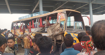 নিয়ন্ত্রণহীন বাস উল্টে ৩ যাত্রী নিহত