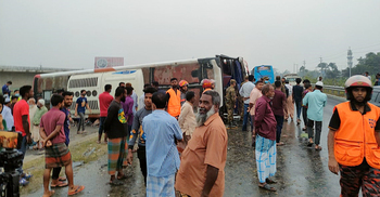 ঢাকা-মাওয়া এক্সপ্রেসওয়েতে ঝড়ে বাস উল্টে আহত ৬