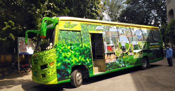 চায়ের রাজ্যে ট্যুরিস্ট বাস
