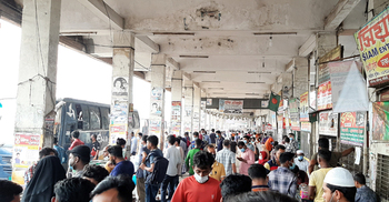 বাস টার্মিনালে ঘরমুখো মানুষের চাপ বাড়ছে