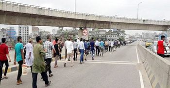 বাসের দেখা মিলছে না, হেঁটেই গন্তব্যে মানুষ