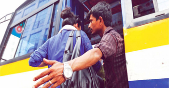 বাসে চলাচলে নারীদের বিপদ এড়ানোর পথ দেখাল পুলিশ