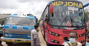 সিরাজগঞ্জের মহাসড়কে চলছে বাস-ট্রাক, নেয়া হচ্ছে ঢাকামুখী যাত্রী