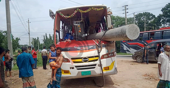 চলন্ত বাসের সামনে থেকে ঢুকে পেছন পর্যন্ত চলে গেলো বৈদ্যুতিক খুঁটি