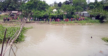 ফরিদপুরে সাঁকো দিয়ে নদী পার হতে গিয়ে পড়ে শিশু নিখোঁজ