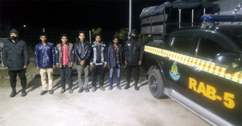 স্কুল-কলেজের শিক্ষার্থীদের কাছে পর্নোগ্রাফি বিক্রি করতেন তারা