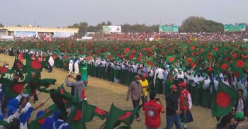 ৫০ হাজার পতাকা হাতে শপথ নিলেন চাঁপাইনবাবগঞ্জবাসী