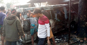 তেলের ট্যাংক ঝালাইয়ের সময় পুড়ে গেলো মাইক্রোবাস