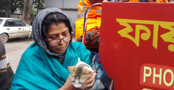 মালিকের কোলে বিড়ালটি তুলে দিলেন ফায়ার সার্ভিসের কর্মীরা