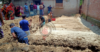 চুরির ভয়ে বাড়ির সামনেই মৃত ৬ জনের দাফন, দেয়া হলো কংক্রিট ঢালাই