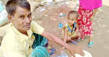 ‘হেঁটে হেঁটে চা বেচি, শরীর-মন দুটোই ভালো থাকে’