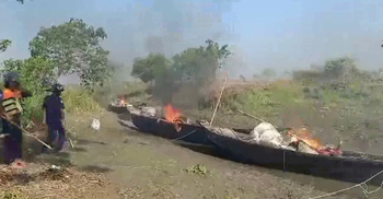 চাঁদপুরে আড়াই শতাধিক মাছ ধরার নৌকা ডুবিয়ে ও পুড়িয়ে ধ্বংস