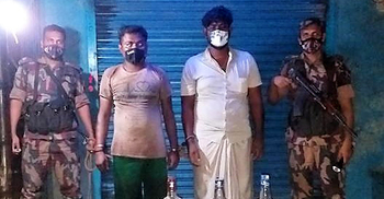 দেশীয় অস্ত্র ও ভারতীয় রুপিসহ আটক ২