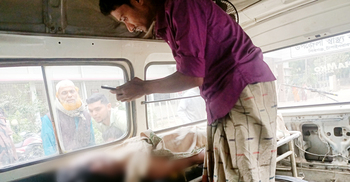 ট্রাকের ধাক্কায় প্রাণ গেলো ছেলের, হাসপাতালে বাবা